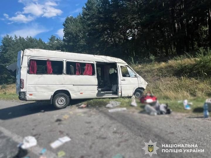 На Житомирщині зіткнулися маршрутка та легковик: постраждали семеро людей