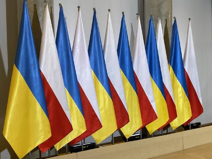 Прапори України і Польщі