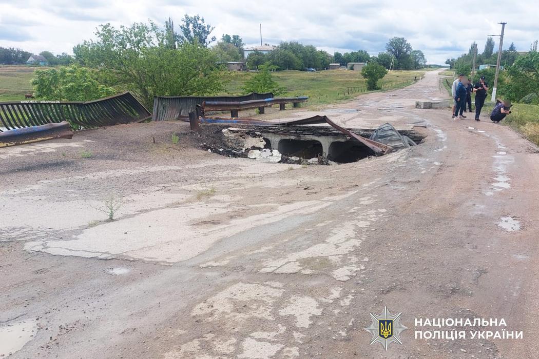 31 травня На Миколаївщині позашляховик з дітьми упав з мосту
