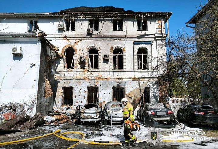 Унаслідок російської атаки в центрі Чернігова пошкоджено адмінбудівлю