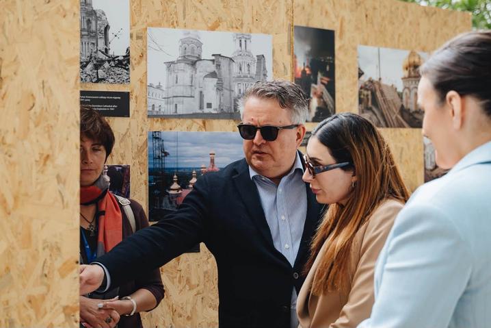 Американська блогерка Лора Лумер відвідала Києво-Печерську лавру та показала руйнування після удару РФ